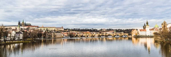 晴朗的蓝天在早晨在伏尔塔瓦河河 查尔斯桥梁 布拉格城堡并且老处所 — 图库照片