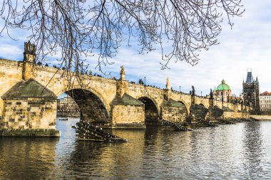 Bir vintage tarzı yaptı Prag'daki Charles Köprüsü'nün pitoresk sabah panorama.