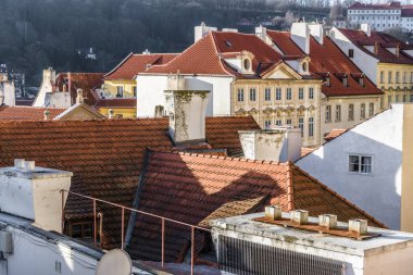 Çarpıcı manzaralarının ufukta Prag ve St. Vitus Katedrali çeyrek tarihi antik duvarlar Vysehrad ile.