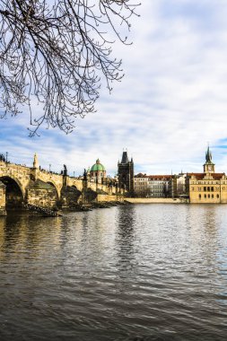 Bir vintage tarzı yaptı Prag'daki Charles Köprüsü'nün pitoresk sabah panorama.