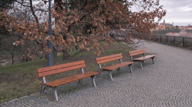 Taş döşeli bir yaya yolu Prag vyehrad kale duvar kenarı boyunca çalışır.