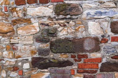 Eski Prag kale duvarına tuğla ve taş farklı şekil ve renklerde yapılır.