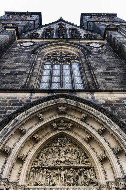 Duvarlar, kuleleri ve Gotik St. Vitus Katedrali Prag Kulesi yukarıda gökyüzü mavi sabah.