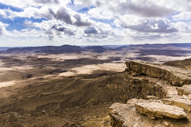 Rocky Dağları ile sarp yamaçlar Negev Çölü'nde düz kayalık bir düz parlak güneş ışınları tarafından aydınlatılmış.