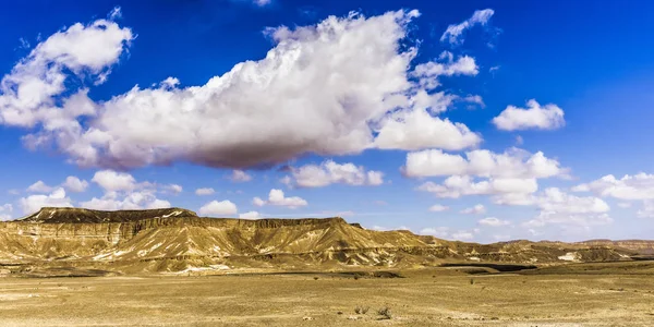Rocky Dağları ile sarp yamaçlar Negev Çölü'nde düz kayalık bir düz parlak güneş ışınları tarafından aydınlatılmış.