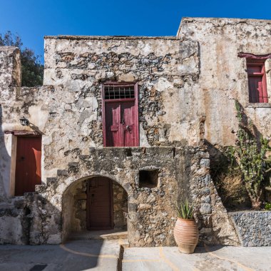 Batan güneşin ışınları Girit 'in güney kıyısındaki eski Yunan manastırı Preveli' nin avlusunu aydınlatıyor