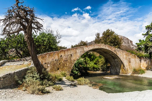 Uma Ponte Veneziana Pedra Velha Sobre Córrego Vale Perto Monastery — Fotografia de Stock