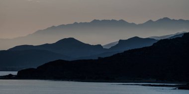 Roerich 'in resim tarzıyla Yunan kıyılarının manzarası.