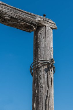 Antik manastır duvarlarının içindeki eski ahşap kapının köşesinde..