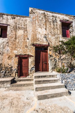 Batan güneşin ışınları Girit 'in güney kıyısındaki eski Yunan manastırı Preveli' nin avlusunu aydınlatıyor