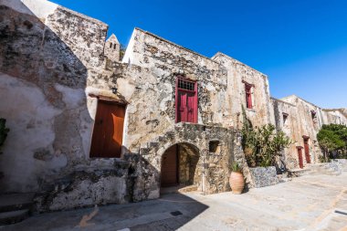 Batan güneşin ışınları Girit 'in güney kıyısındaki eski Yunan manastırı Preveli' nin avlusunu aydınlatıyor