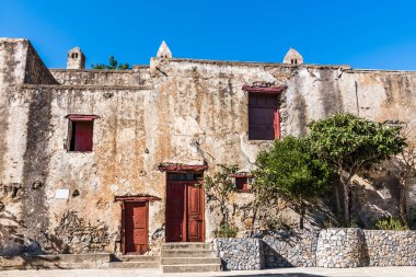 Batan güneşin ışınları Girit 'in güney kıyısındaki eski Yunan manastırı Preveli' nin avlusunu aydınlatıyor