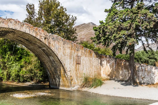 Uma Ponte Veneziana Pedra Velha Sobre Córrego Vale Perto Monastery — Fotografia de Stock