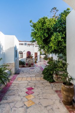 Eski Yunan Ortodoks manastırının içinden taştan yapılmış bir yol geçiyor.