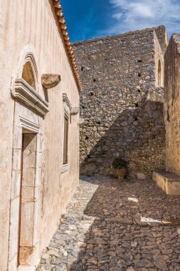 Batan güneşin ışınları Girit 'in güney kıyısındaki eski Yunan manastırı Preveli' nin avlusunu aydınlatıyor