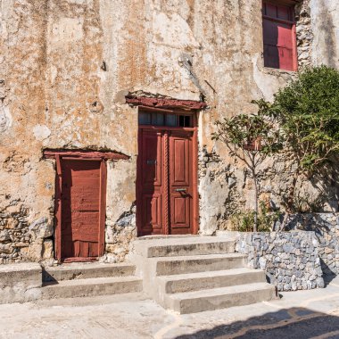 Batan güneşin ışınları Girit 'in güney kıyısındaki eski Yunan manastırı Preveli' nin avlusunu aydınlatıyor