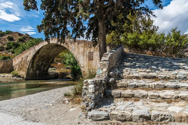 Uma Ponte Veneziana Pedra Velha Sobre Córrego Vale Perto Monastery — Fotografia de Stock
