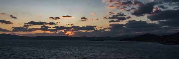 Primeiros Raios Sol Nascente Rompem Nuvens Tempestade Iluminam Costa Grega — Fotografia de Stock