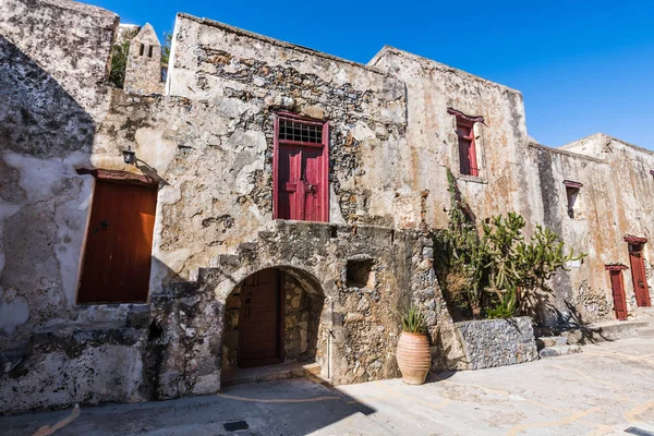 ของดวงอาท ตกส องสว างลานของโบสถ กโบราณของ Preveli บนชายฝ งใต ของเกาะคร — ภาพถ่ายสต็อก