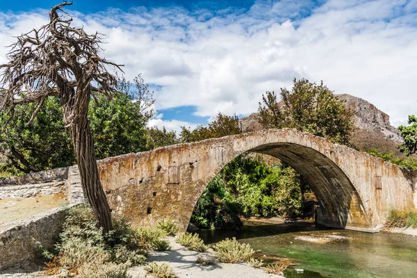 Uma Ponte Veneziana Pedra Velha Sobre Córrego Vale Perto Monastery — Fotografia de Stock