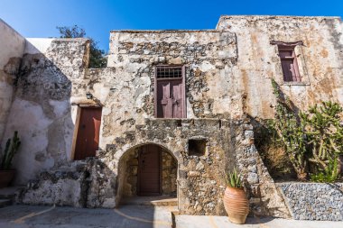Batan güneşin ışınları Girit 'in güney kıyısındaki eski Yunan manastırı Preveli' nin avlusunu aydınlatıyor