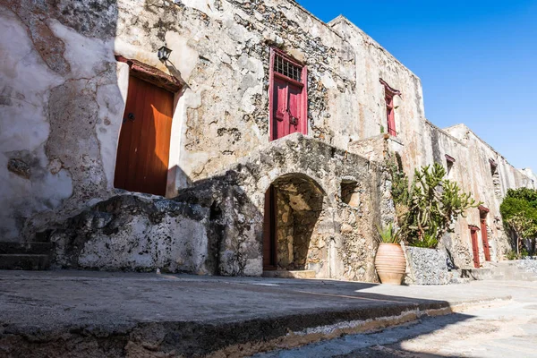 ของดวงอาท ตกส องสว างลานของโบสถ กโบราณของ Preveli บนชายฝ งใต ของเกาะคร — ภาพถ่ายสต็อก