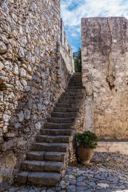 Akşam Girit 'in güney kıyısındaki Preveli eski Yunan manastırının avlusunda