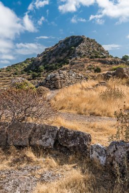 Dar bir yürüyüş yolu tepenin zirvesine çıkar. Eski bir kalenin kalıntılarının bulunduğu yere..