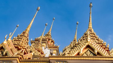 Öğlen vakti Bangkok 'un merkezinde bir Budist tapınağının duvarlarında..