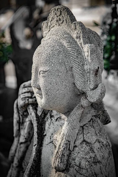 曼谷中部一座佛寺花园中的一座泰国舞蹈家石像 — 图库照片