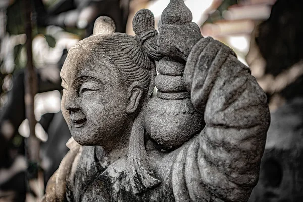 曼谷中部一座佛寺阴凉的花园里 一个泰国妇女的石像 — 图库照片