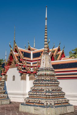 Öğlen vakti Bangkok 'un merkezinde bir Budist tapınağının duvarlarında..