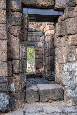 Batı Tayland 'ın Konchanburi bölgesindeki Muang Singh antik Khmer kalesinin taş kalıntılarında güneş batıyor.
