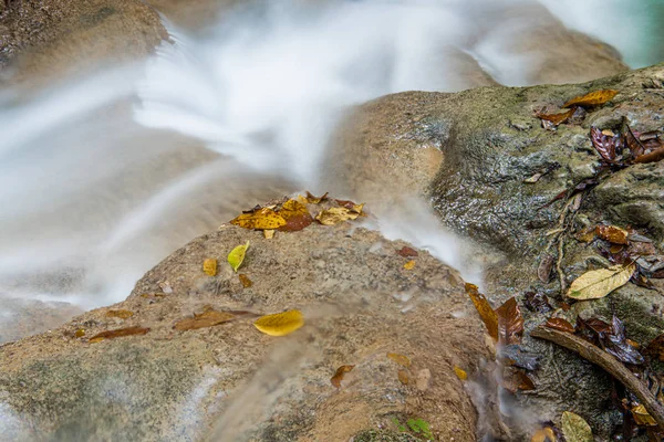 Fluxos Frescos Cachoeira Montanha Erawan Província Kanchanaburi Oeste Tailândia — Fotografia de Stock