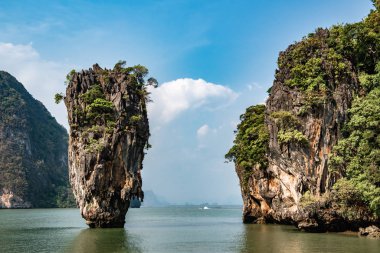 Tapu Adası. Tayland 'ın güneyindeki Phuket Adası yakınlarındaki Phang nga Körfezi' nde James Bond Adası olarak da bilinir.