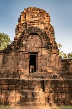 Batı Tayland 'ın Konchanburi bölgesindeki Muang Singh antik Khmer kalesinin taş kalıntılarında güneş batıyor.
