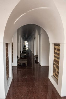 Merkez Bangkok 'taki bir Budist tapınağında sonsuz bir beyaz taş kemer galerisi..