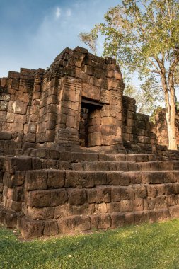 Batı Tayland 'ın Konchanburi bölgesindeki Muang Singh antik Khmer kalesinin taş kalıntılarında güneş batıyor.