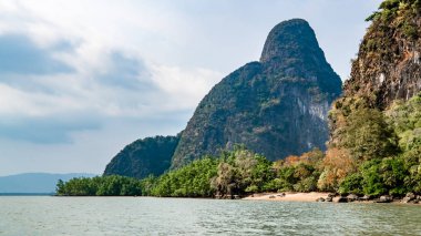 Tayland 'ın güneyindeki Phuket adası yakınlarındaki Phang Nga Körfezi' ndeki küçük kayalık adalar..