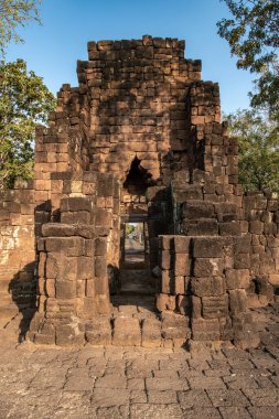 Batı Tayland 'ın Konchanburi bölgesindeki Muang Singh antik Khmer kalesinin taş kalıntılarında güneş batıyor.
