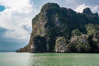 Tayland 'ın güneyindeki Phuket adası yakınlarındaki Phang Nga Körfezi' ndeki küçük kayalık adalar..