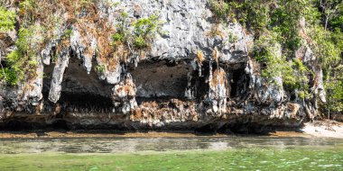Tayland 'ın güneyindeki Phuket adası yakınlarındaki Phang Nga Körfezi' ndeki küçük kayalık adalar..