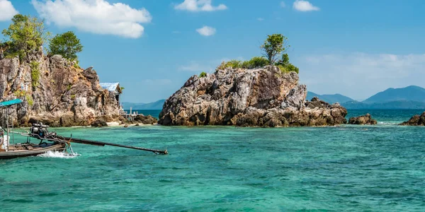 Osamělý Strom Malém Skalnatém Ostrůvku Andamanském Moři Pobřeží Phuketu — Stock fotografie