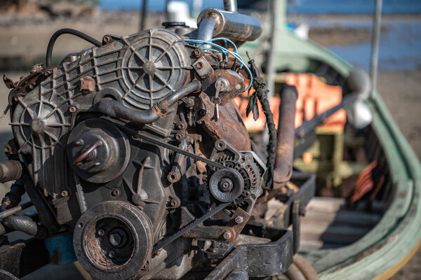 Открыт для всех ветров и мотора морского брызга на корме деревянной тайской лодки
