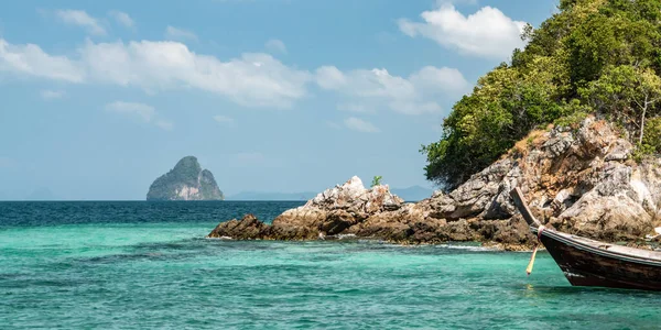 Andaman Denizi Ndeki Küçük Kayalık Bir Adanın Kıyısında Tahta Tayland — Stok fotoğraf