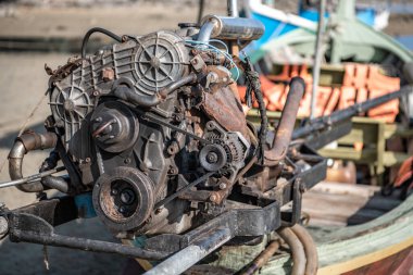 Tahta bir Tayland teknesinin kıç tarafındaki tüm rüzgarlara ve deniz püskürtme motorlarına açık.