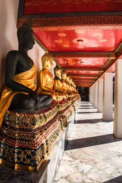 Une Longue Rangée Statues Bouddha Dorées Dans Galerie Temple Bouddhiste — Photo