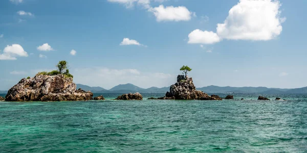 Andaman Denizi Nde Phuket Kıyısında Küçük Bir Kayalık Adada Yalnız — Stok fotoğraf