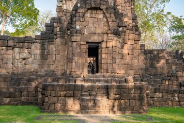 Batı Tayland 'ın Konchanburi bölgesindeki Muang Singh antik Khmer kalesinin taş kalıntılarında güneş batıyor.