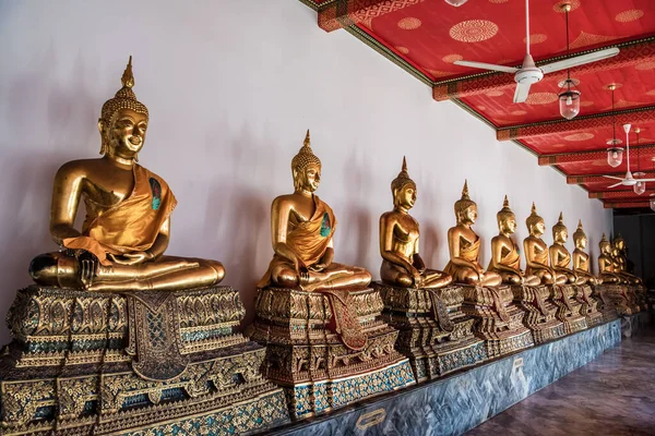 Μια Μακρά Σειρά Από Επιχρυσωμένα Αγάλματα Του Βούδα Στην Γκαλερί — Φωτογραφία Αρχείου